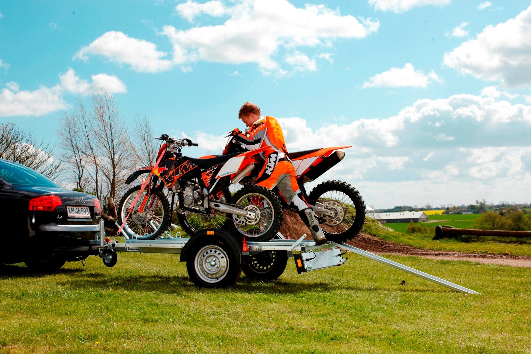 porte 2 motos avec rail de chargement Brenderup